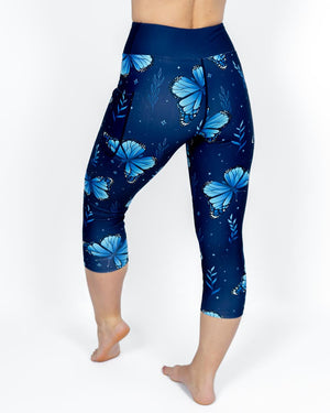 Kvinde i højtaljede mønstrede capris. Capris har lommer på begge sider. Meget elastiske og squat proof.