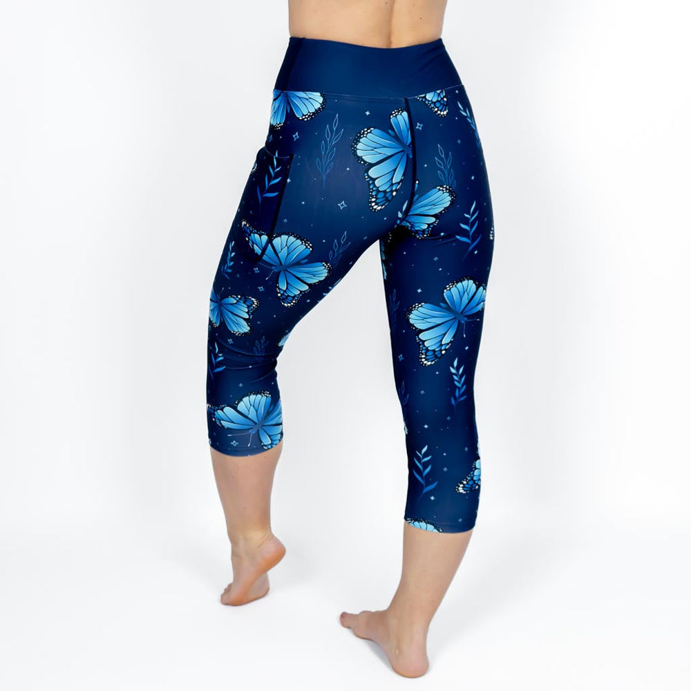 Kvinde i højtaljede mønstrede capris. Capris har lommer på begge sider. Meget elastiske og squat proof.