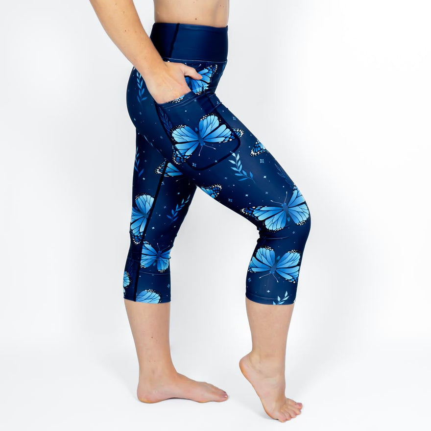 Kvinde i højtaljede mønstrede capris. Capris har lommer på begge sider. Meget elastiske og squat proof.