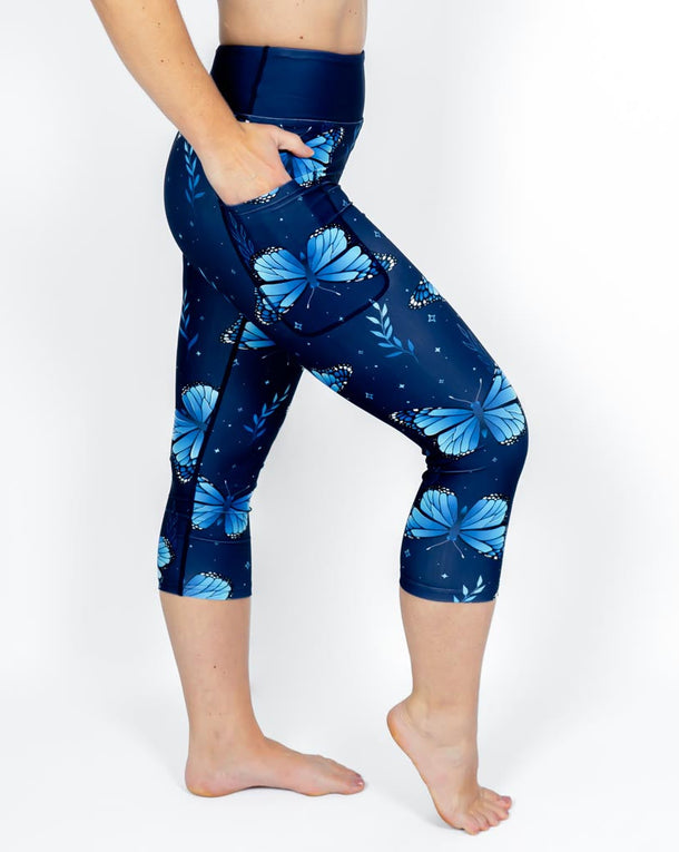 Kvinde i højtaljede mønstrede capris. Capris har lommer på begge sider. Meget elastiske og squat proof.