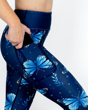 Kvinde i højtaljede mønstrede capris. Capris har lommer på begge sider. Meget elastiske og squat proof.