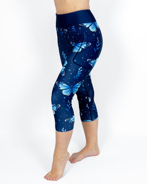Kvinde i højtaljede mønstrede capris. Capris har lommer på begge sider. Meget elastiske og squat proof.