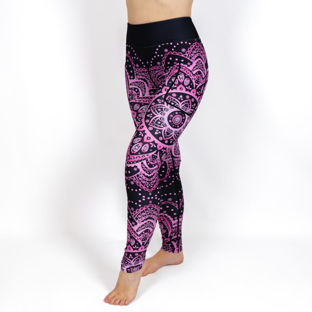 Kvinde i højtaljede mønstrede leggings. Tights har lommer på begge sider. Meget elastiske og squat proof.