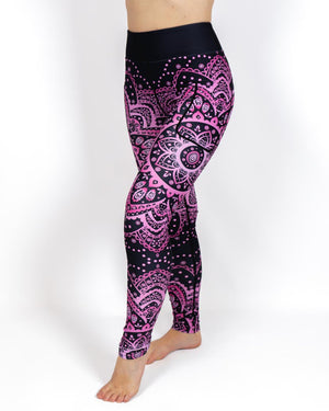 Kvinde i højtaljede mønstrede leggings. Tights har lommer på begge sider. Meget elastiske og squat proof.