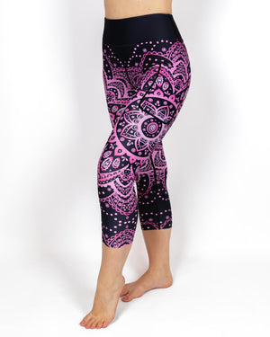 Kvinde i højtaljede mønstrede capris. Capris har lommer på begge sider. Meget elastiske og squat proof.
