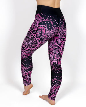 Kvinde i højtaljede mønstrede leggings. Tights har lommer på begge sider. Meget elastiske og squat proof.