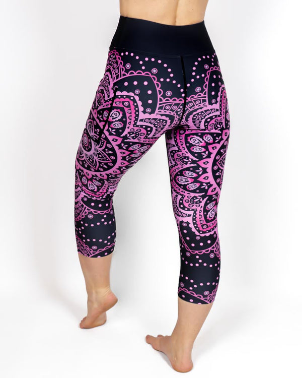 Kvinde i højtaljede mønstrede capris. Capris har lommer på begge sider. Meget elastiske og squat proof.