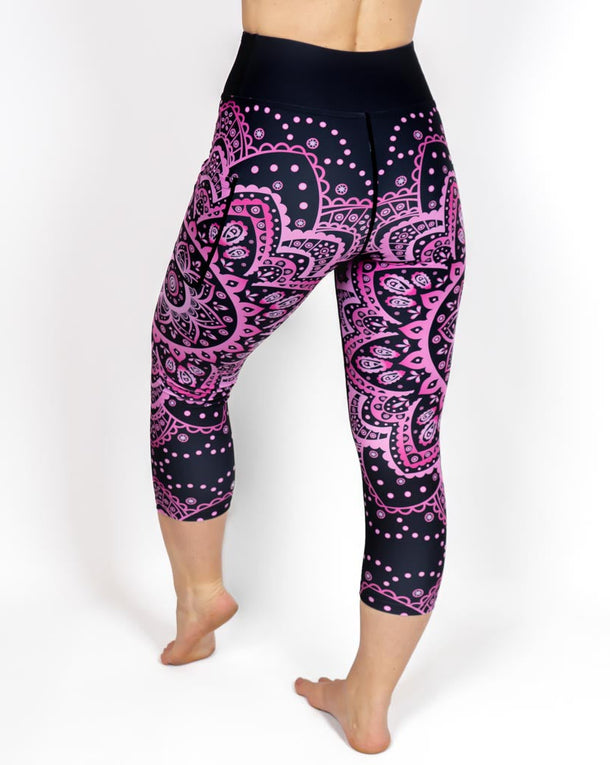 Kvinde i højtaljede mønstrede capris. Capris har lommer på begge sider. Meget elastiske og squat proof.