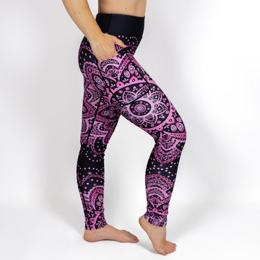 Kvinde i højtaljede mønstrede leggings. Tights har lommer på begge sider. Meget elastiske og squat proof.