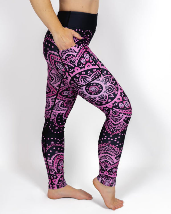 Kvinde i højtaljede mønstrede leggings. Tights har lommer på begge sider. Meget elastiske og squat proof.