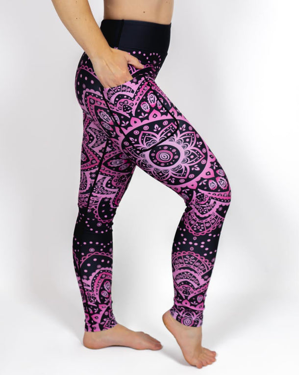 Kvinde i højtaljede mønstrede leggings. Tights har lommer på begge sider. Meget elastiske og squat proof.