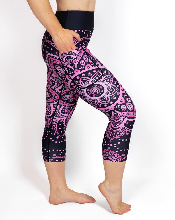 Kvinde i højtaljede mønstrede capris. Capris har lommer på begge sider. Meget elastiske og squat proof.