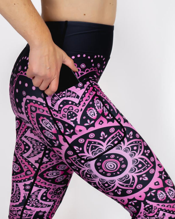 Kvinde i højtaljede mønstrede leggings. Tights har lommer på begge sider. Meget elastiske og squat proof.