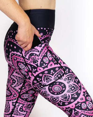 Kvinde i højtaljede mønstrede capris. Capris har lommer på begge sider. Meget elastiske og squat proof.