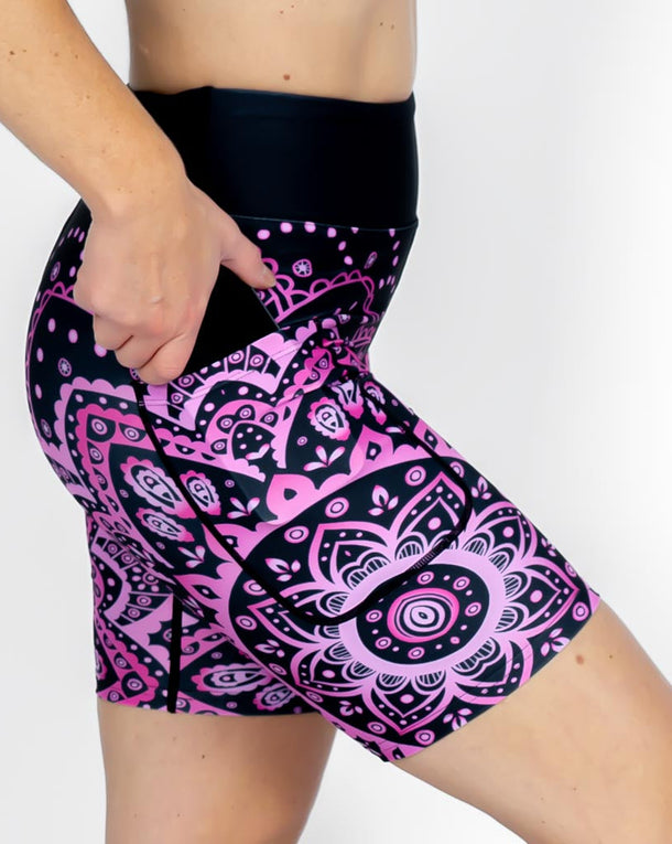 Kvinde i højtaljede mønstrede shorts. Shorts har lommer på begge sider. Meget elastiske og squat proof.