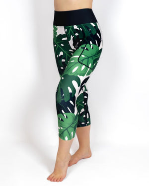 Kvinde i højtaljede mønstrede capris. Capris har lommer på begge sider. Meget elastiske og squat proof.
