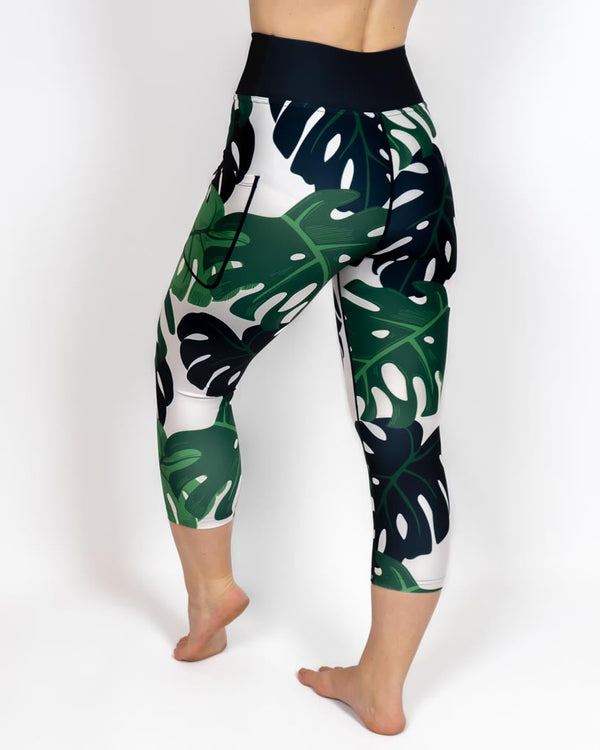 Kvinde i højtaljede mønstrede capris. Capris har lommer på begge sider. Meget elastiske og squat proof.