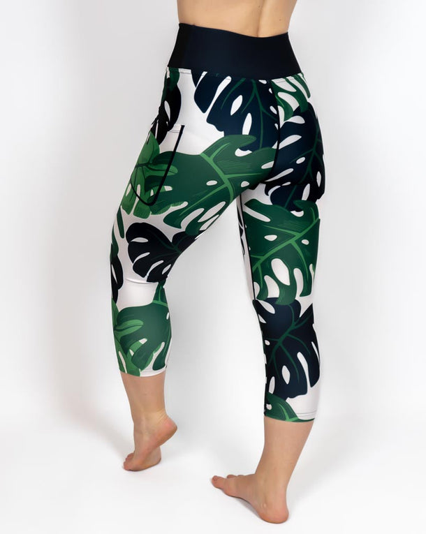 Kvinde i højtaljede mønstrede capris. Capris har lommer på begge sider. Meget elastiske og squat proof.