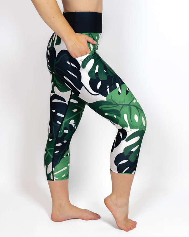 Kvinde i højtaljede mønstrede capris. Capris har lommer på begge sider. Meget elastiske og squat proof.