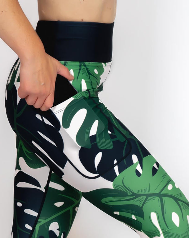 Kvinde i højtaljede mønstrede capris. Capris har lommer på begge sider. Meget elastiske og squat proof.