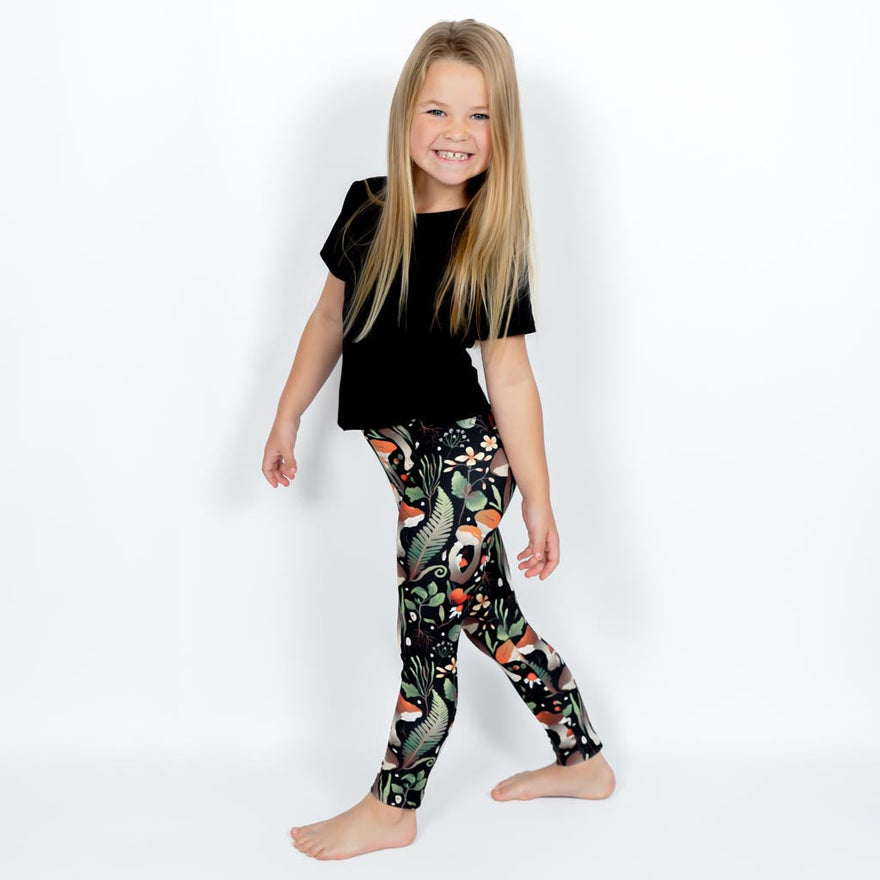 Barn i højtaljede mønstrede leggings. Meget elastiske og perfekt til leg og hverdag. Ikke gennemsigtige.