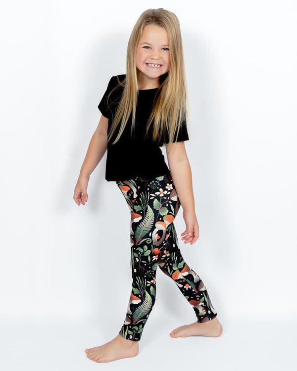 Barn i højtaljede mønstrede leggings. Meget elastiske og perfekt til leg og hverdag. Ikke gennemsigtige.