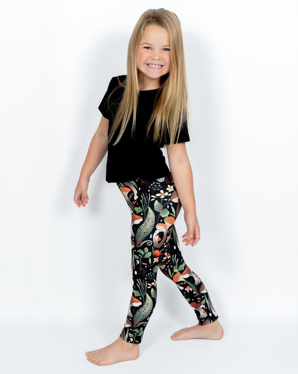 Barn i højtaljede mønstrede leggings. Meget elastiske og perfekt til leg og hverdag. Ikke gennemsigtige.