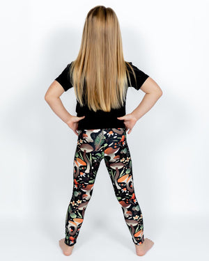 Barn i højtaljede mønstrede leggings. Meget elastiske og perfekt til leg og hverdag. Ikke gennemsigtige.