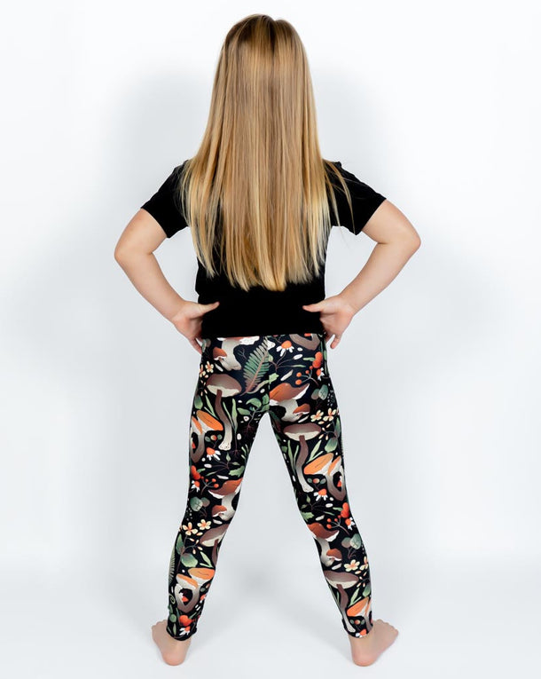 Barn i højtaljede mønstrede leggings. Meget elastiske og perfekt til leg og hverdag. Ikke gennemsigtige.