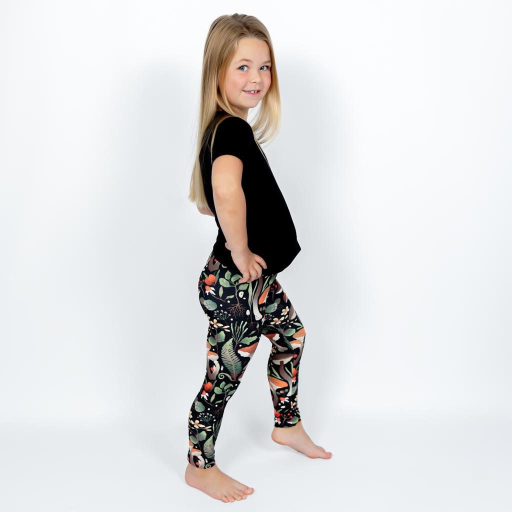 Barn i højtaljede mønstrede leggings. Meget elastiske og perfekt til leg og hverdag. Ikke gennemsigtige.