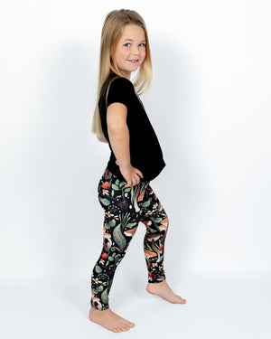 Barn i højtaljede mønstrede leggings. Meget elastiske og perfekt til leg og hverdag. Ikke gennemsigtige.
