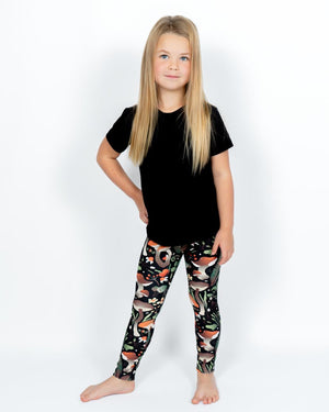 Barn i højtaljede mønstrede leggings. Meget elastiske og perfekt til leg og hverdag. Ikke gennemsigtige.