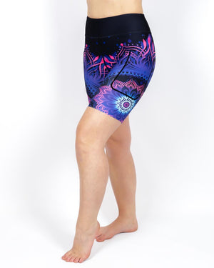 Kvinde i højtaljede mønstrede leggings. Tights har lommer på begge sider. Meget elastiske og squat proof.