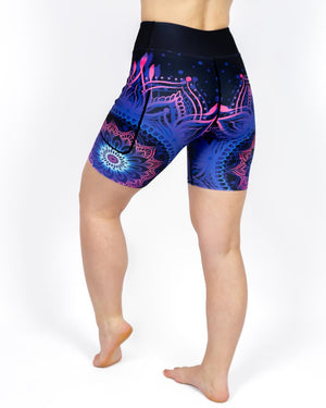 Kvinde i højtaljede mønstrede leggings. Tights har lommer på begge sider. Meget elastiske og squat proof.