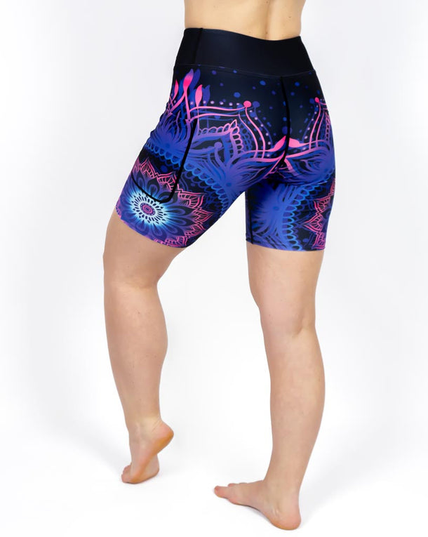 Kvinde i højtaljede mønstrede leggings. Tights har lommer på begge sider. Meget elastiske og squat proof.