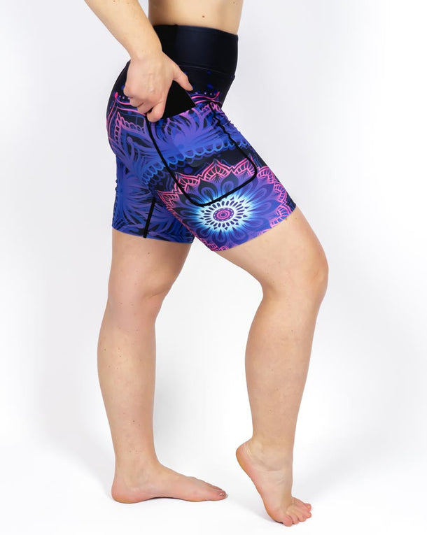 Kvinde i højtaljede mønstrede leggings. Tights har lommer på begge sider. Meget elastiske og squat proof.