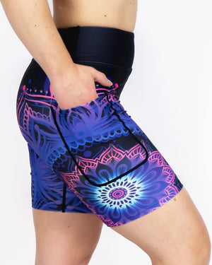 Kvinde i højtaljede mønstrede leggings. Tights har lommer på begge sider. Meget elastiske og squat proof.
