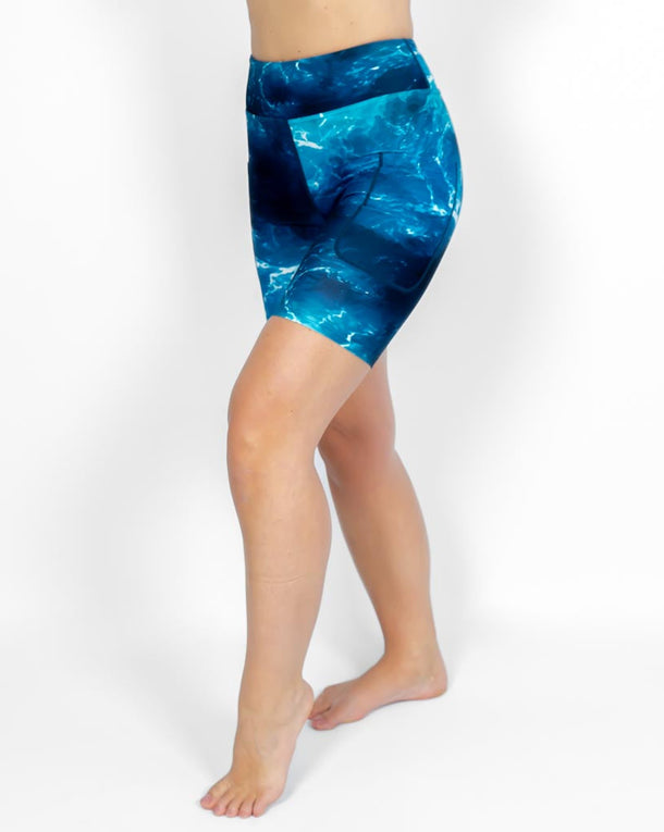Kvinde i højtaljede mønstrede shorts. Shorts har lommer på begge sider. Meget elastiske og squat proof.