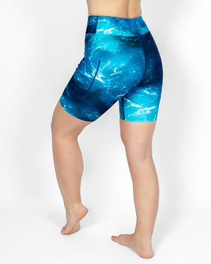 Kvinde i højtaljede mønstrede shorts. Shorts har lommer på begge sider. Meget elastiske og squat proof.