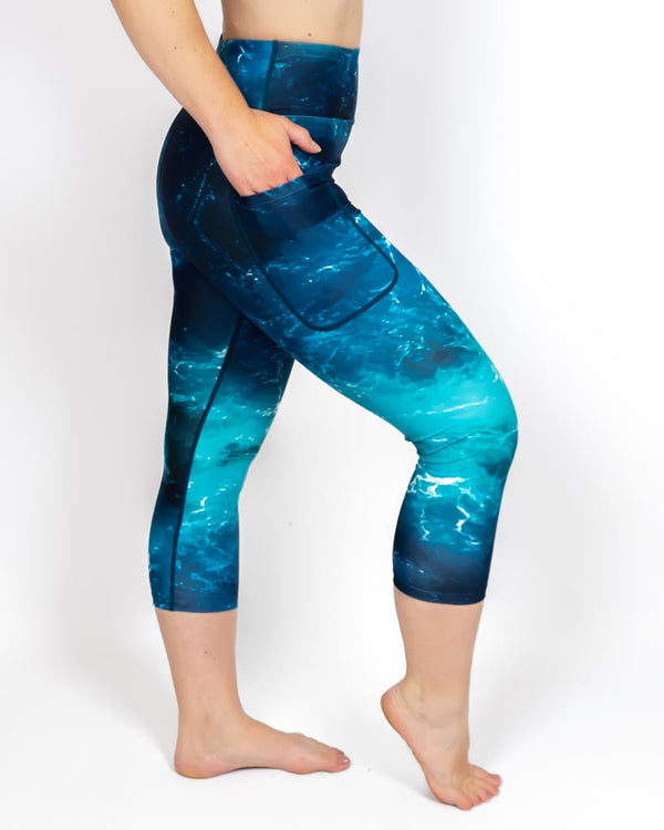 Kvinde i højtaljede mønstrede capris. Capris har lommer på begge sider. Meget elastiske og squat proof.