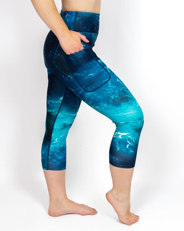 Kvinde i højtaljede mønstrede capris. Capris har lommer på begge sider. Meget elastiske og squat proof.