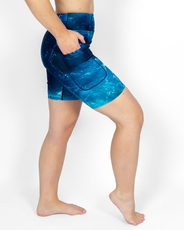 Kvinde i højtaljede mønstrede shorts. Shorts har lommer på begge sider. Meget elastiske og squat proof.