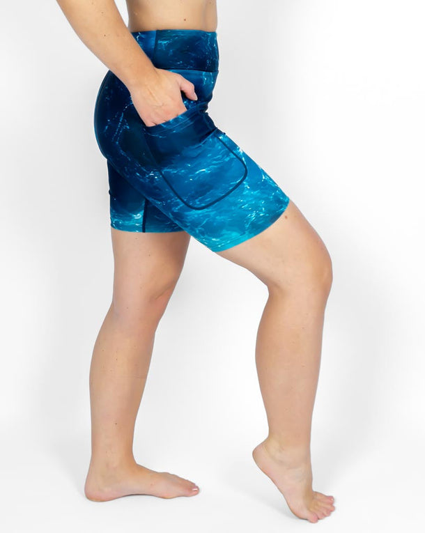 Kvinde i højtaljede mønstrede shorts. Shorts har lommer på begge sider. Meget elastiske og squat proof.