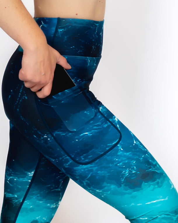 Kvinde i højtaljede mønstrede capris. Capris har lommer på begge sider. Meget elastiske og squat proof.