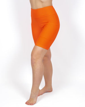 Kvinde i højtaljede ensfarvet shorts. Shorts har lommer på begge sider. Meget elastiske og squat proof.