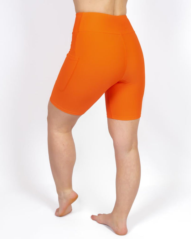 Kvinde i højtaljede ensfarvet shorts. Shorts har lommer på begge sider. Meget elastiske og squat proof.
