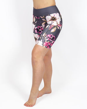Kvinde i højtaljede mønstrede shorts. Shorts har lommer på begge sider. Meget elastiske og squat proof.