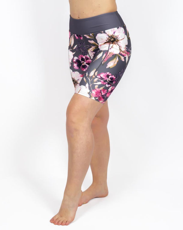 Kvinde i højtaljede mønstrede shorts. Shorts har lommer på begge sider. Meget elastiske og squat proof.