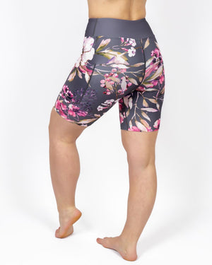 Kvinde i højtaljede mønstrede shorts. Shorts har lommer på begge sider. Meget elastiske og squat proof.