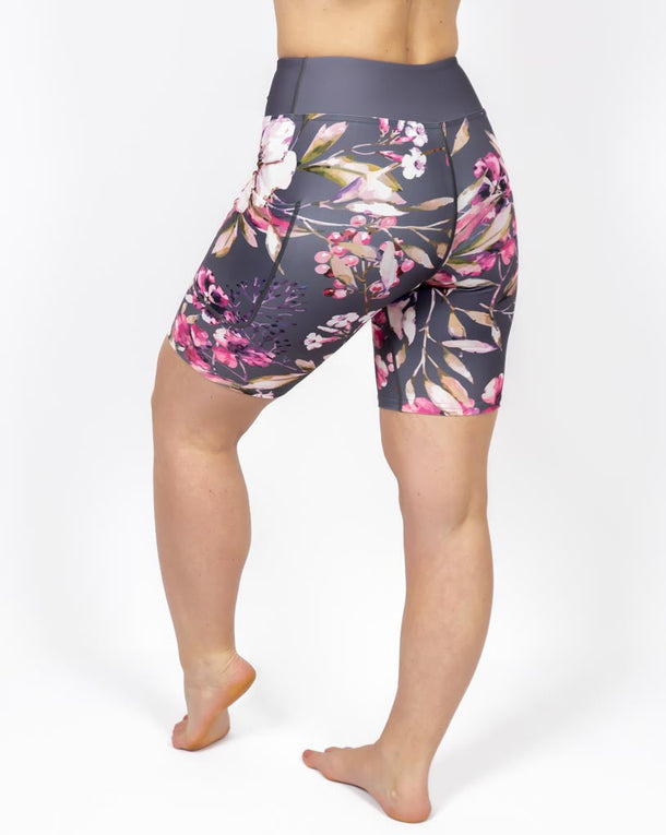 Kvinde i højtaljede mønstrede shorts. Shorts har lommer på begge sider. Meget elastiske og squat proof.